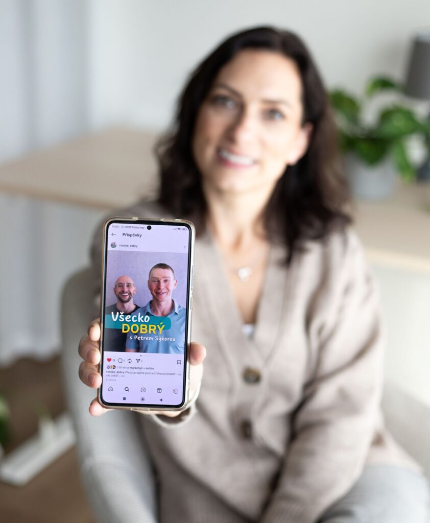 Zuzana Vítková s mobilem a vizuálem podcastu